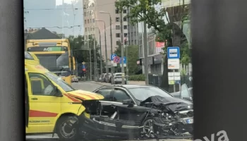 ДТП в Риге: столкновение скорой помощи и Mercedes-Benz