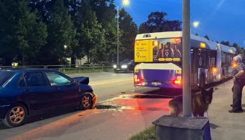ДТП в Риге: Автомобиль столкнулся с автобусом на улице Юкума Вациеша
