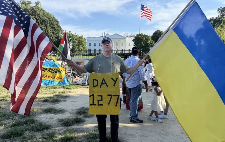 Ar Ukrainas karogu pie Baltā nama katru kara dienu. Jurijs cīnās par Ukrainas balsi Amerikā