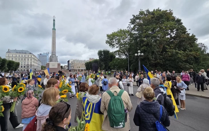 FOTO: Rīgu piepilda saulespuķes un zili dzeltenas krāsas – gājienā atzīmē Ukrainas Neatkarības dienu