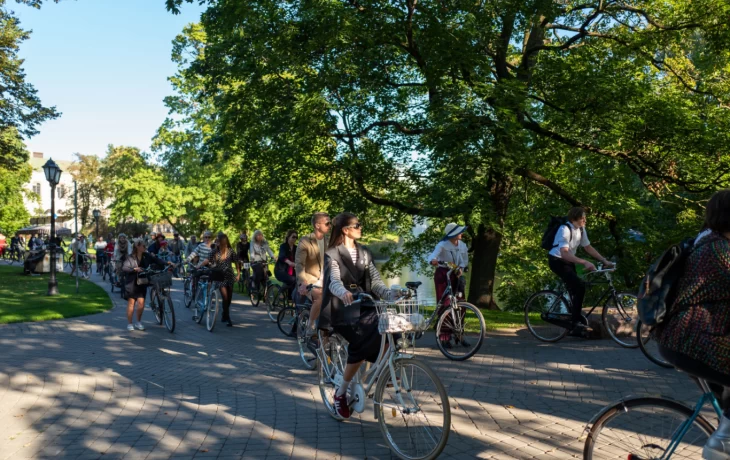 Riga Tweed Ride: Элегантный велопробег в стиле твид в Риге Riga Tweed Ride: Элегантный велопробег в стиле твид в Риге