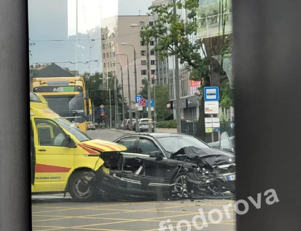 ДТП в Риге: столкновение скорой помощи и Mercedes-Benz ДТП в Риге: столкновение скорой помощи и Mercedes-Benz