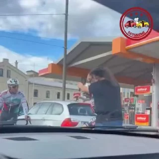 👊 - Велосипедисты 🆚 Автоводители 📌 Вчера на улице Пернавас у автозаправочной станции произошла драка 👊 - Велосипедисты 🆚 Автоводители 📌 Вчера на улице Пернавас у автозаправочной станции произошла драка