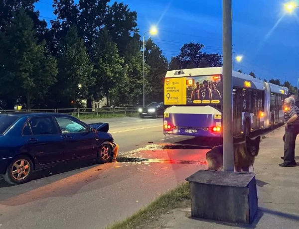 ДТП в Риге: Автомобиль столкнулся с автобусом на улице Юкума Вациеша ДТП в Риге: Автомобиль столкнулся с автобусом на улице Юкума Вациеша