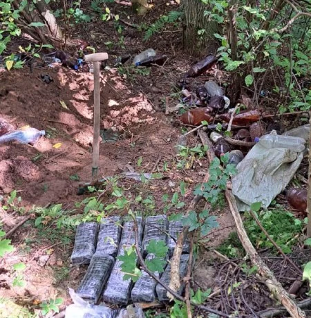 В Резекненском крае обнаружен тайник с 100 кг гашиша В Резекненском крае обнаружен тайник с 100 кг гашиша