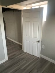 Лучше бы они обрезали верхнюю часть двери, хотя бы ручка тогда не была так низко