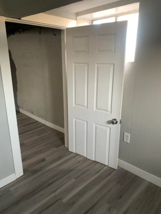 Лучше бы они обрезали верхнюю часть двери, хотя бы ручка тогда не была так низко