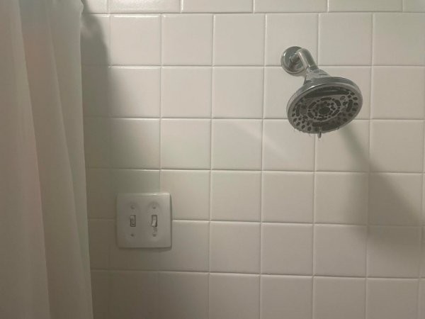 Розетка прямо рядом с душем, причём не за шторкой