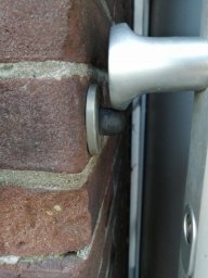 Ограничитель для двери установили с ювелирной точностью