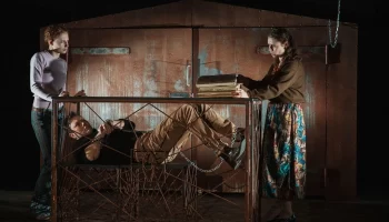 Izrāde "Ko var cilvēks" Nacionālajā teātrī: noziegums, mīlestība un jautājumi par cilvēka dabu