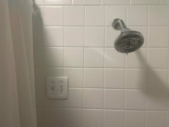 Розетка прямо рядом с душем, причём не за шторкой