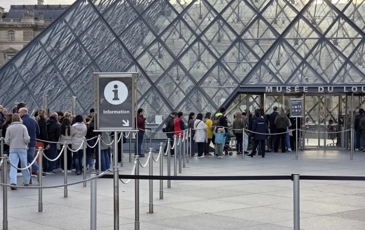 Кража в Лувре: усиление безопасности и поиски украденных сокровищ Кража в Лувре: усиление безопасности и поиски украденных сокровищ